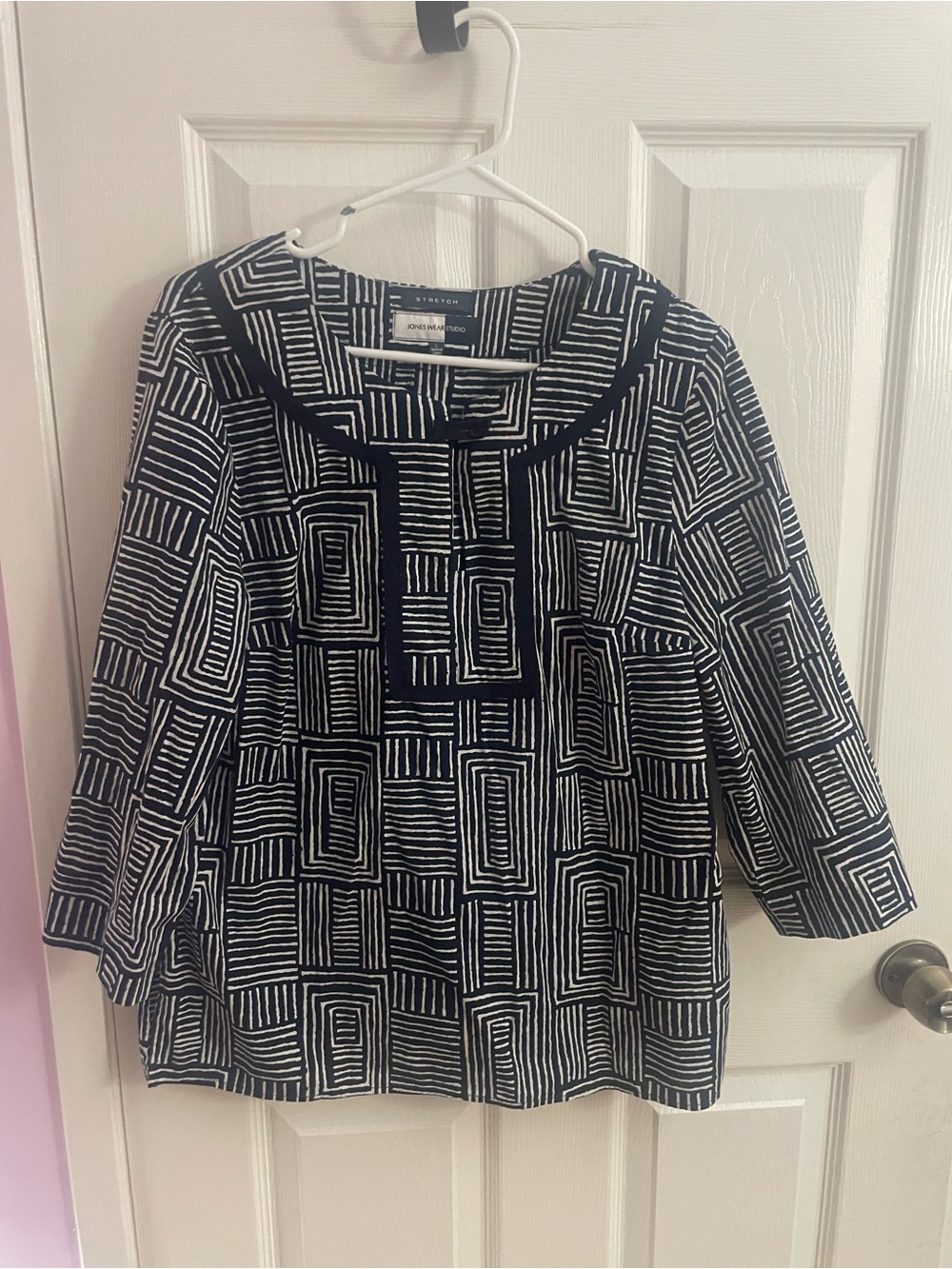 Jone‘s Wear studio Black & White Geometric Scoop Neck Blouse